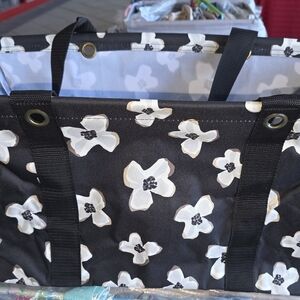 Thirty-One large utility Tote in Scattered Flowers